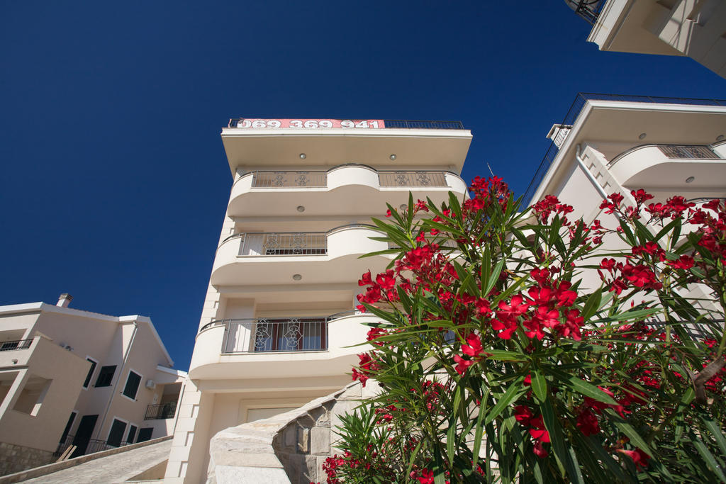 St.George Apartments Petrovac Buitenkant foto